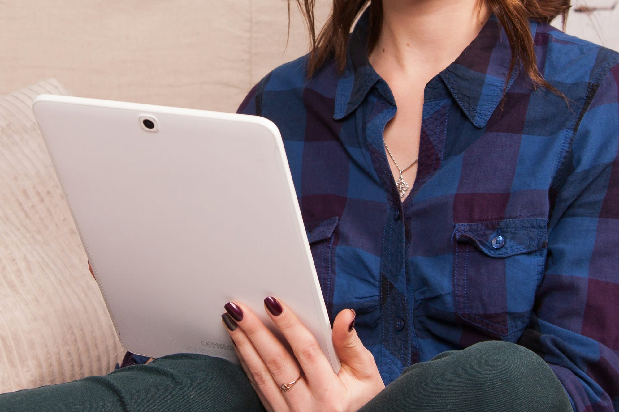 woman on tablet - Calendar Management 