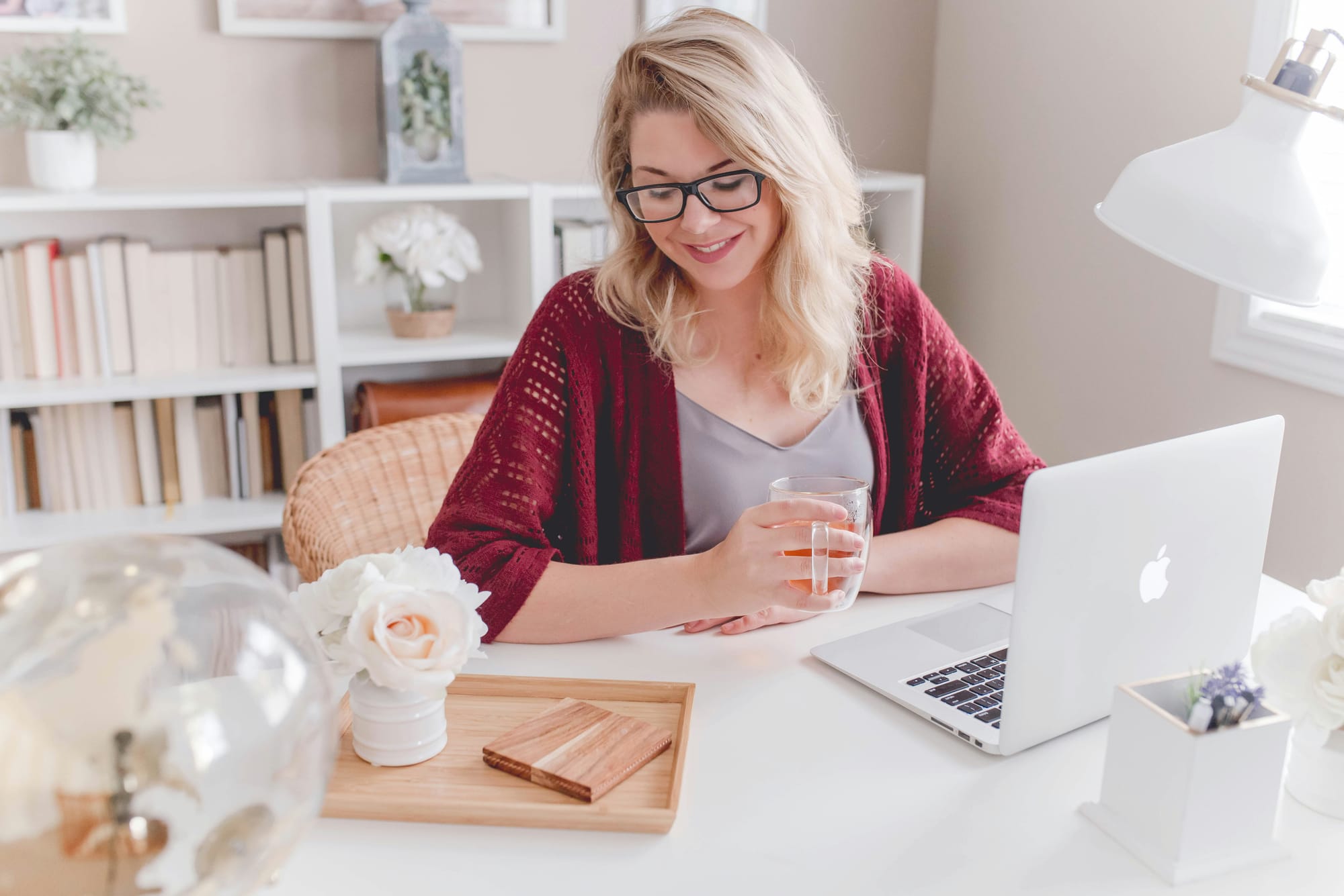 woman working -  Todoist vs Reminders