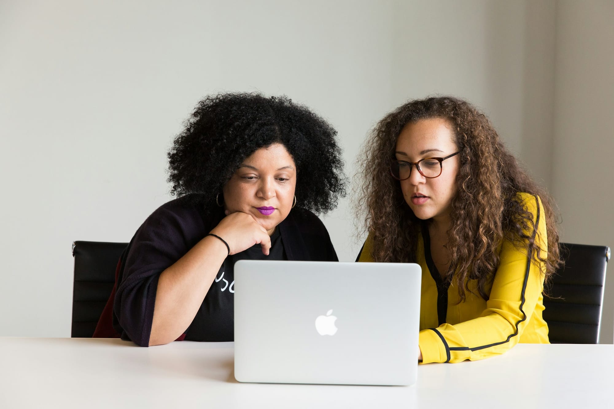 women on a laptop - Boxing Method of Note Taking