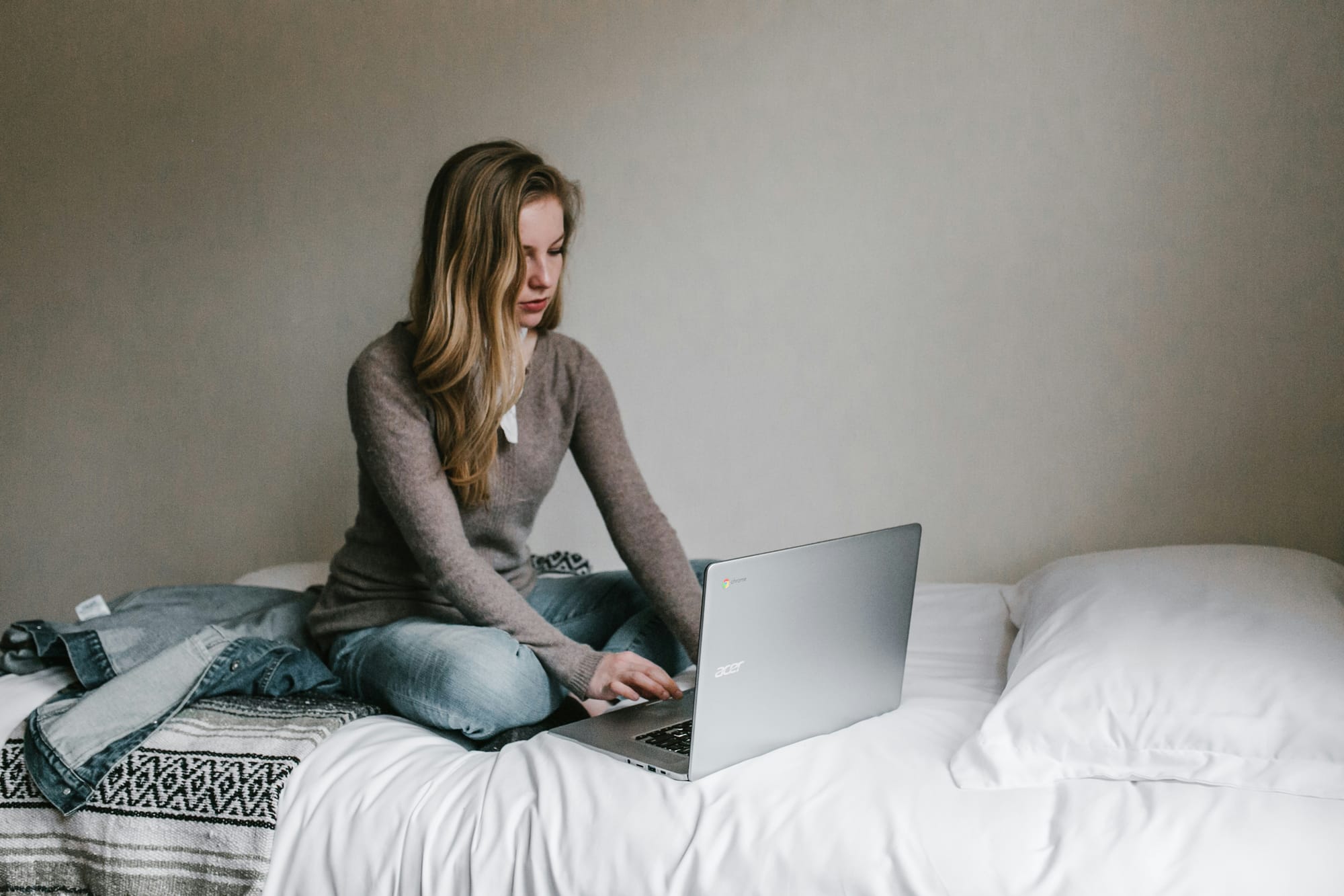 woman working - Aesthetic Note-Taking Methods
