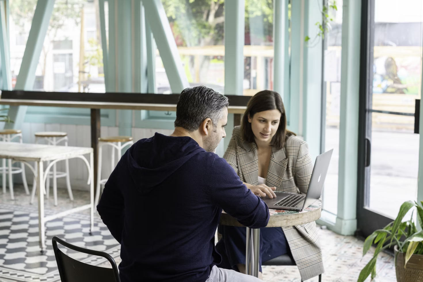 employees talking - Best AI for Meeting Notes