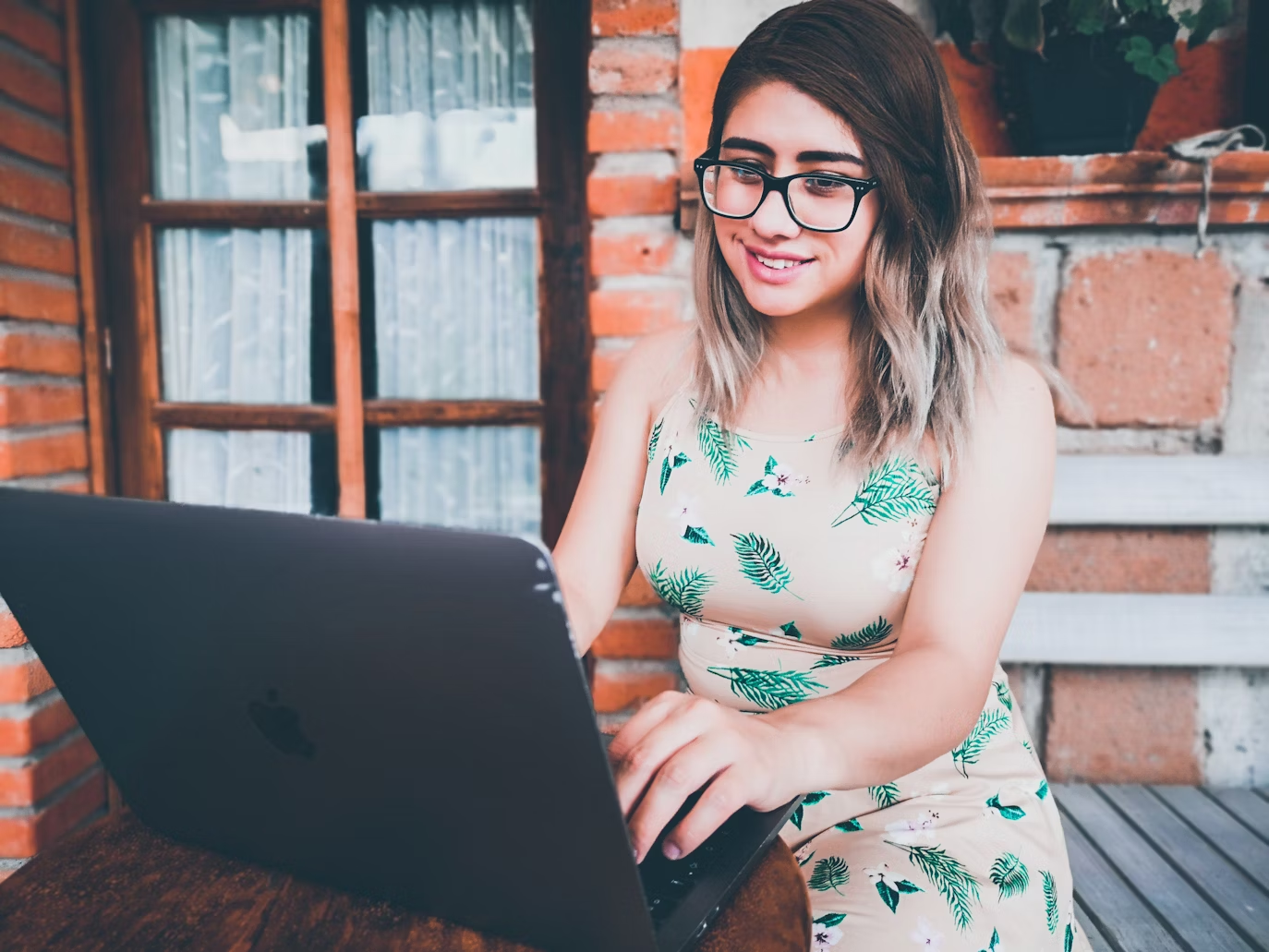 woman using a laptop - Best Zoom AI Notetaker