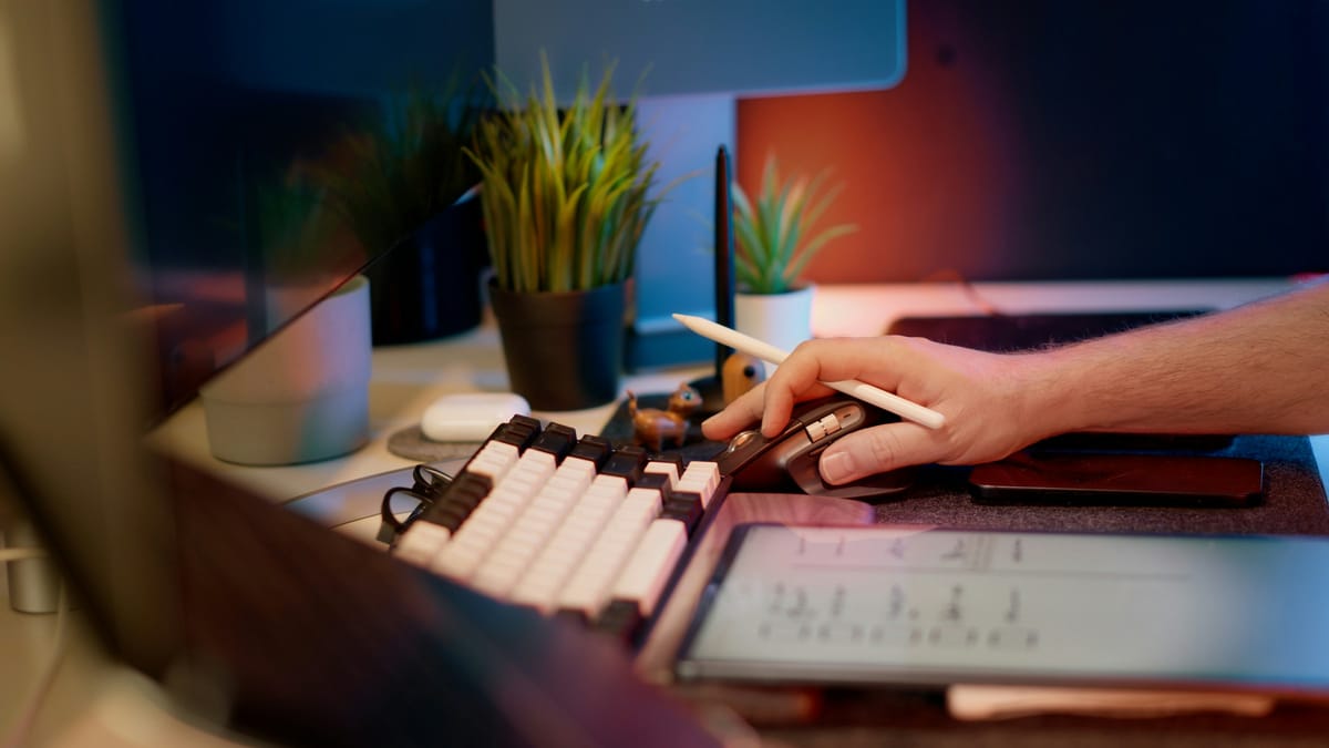 man using a mouse - Obsidian vs Notion